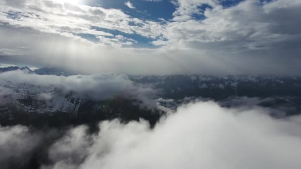 Felhőkön Repül Hófödte Hegyek Között Légi Táj Adamello Brenta Olaszország — Stock videók