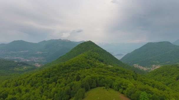 イタリアの山々の間のコモ湖の近くの空中風景 — ストック動画