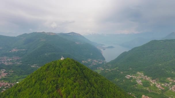 Luftbild Mit Kirche Der Nähe Des Comer Sees Zwischen Bergen — Stockvideo