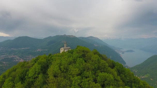 イタリアの山々 4Kの間のコモ湖の近くの教会と空中風景 — ストック動画