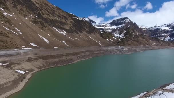 Letecký Pohled Jezero Ritom Mezi Zasněženými Horami Jaře Švýcarské Alpy — Stock video