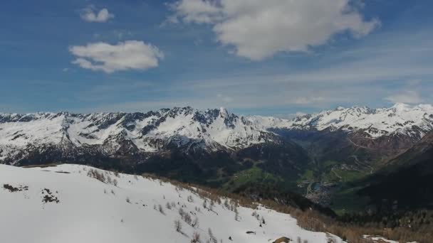 Uitzicht Vanuit Lucht Besneeuwde Bergen Het Voorjaar Zwitserse Alpen — Stockvideo