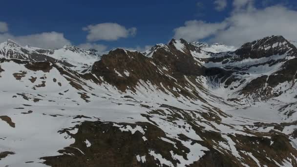 Luftaufnahme Schneebedeckter Berge Frühling Schweizer Alpen — Stockvideo