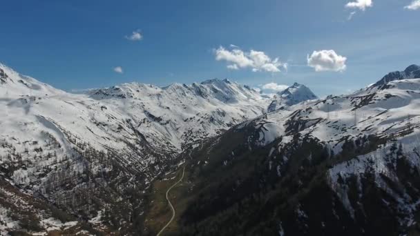 春の雪に覆われた山々の空中ビュー スイスアルプス — ストック動画