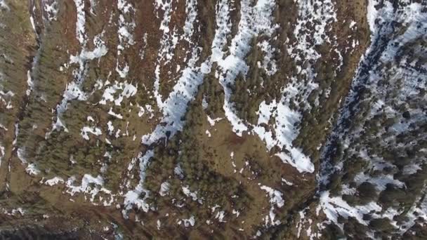 눈덮인 산에서 공중으로 기울고 스위스 알프스 — 비디오