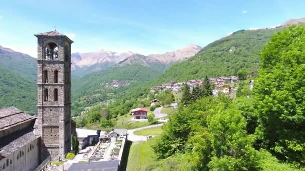 Luchtlandschap Met Oude Kerk Nabij Comomeer Tussen Bergen Italië — Stockvideo