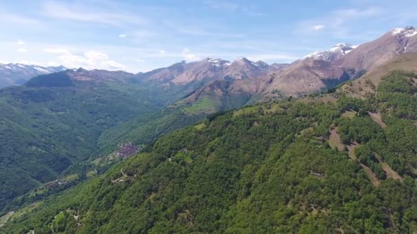 Εναέρια Πανόραμα Τοπίο Κοντά Στη Λίμνη Κόμο Μεταξύ Των Βουνών — Αρχείο Βίντεο