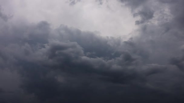 Dunkle Gewitterwolken Bewegen Sich Schnell Beim Betrachter Zeitraffer — Stockvideo