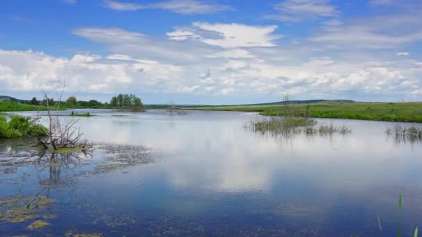 Las Nubes Reflejan Agua Suave Del Lago Zoom Timelapse — Vídeos de Stock