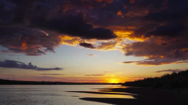 Dramatischer Roter Sonnenuntergang Flusslandschaft Zoom Zeitraffer — Stockvideo