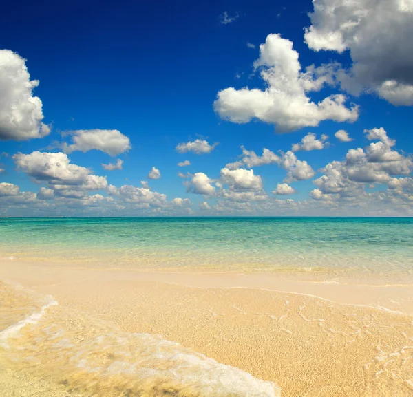 Bela Paisagem Com Praia Areia Branca Mar Tropical Quente — Fotografia de Stock