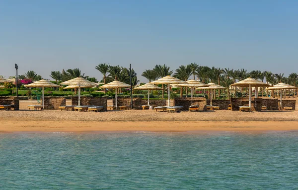 Playa Vacía Con Tumbonas Sombrillas Costa Resort Sin Gente Concepto — Foto de Stock