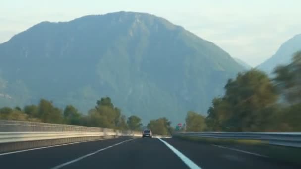 車からの眺め イタリアの朝の霧で道路を移動 — ストック動画