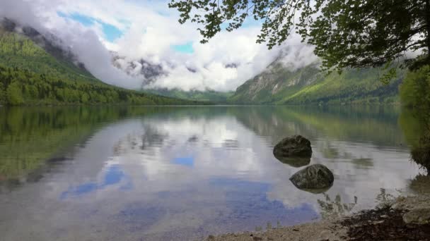 Bohinjsko Jezero Entre Montanhas Eslovênia Primavera Manhã — Vídeo de Stock