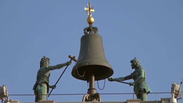 Nahaufnahme Eines Uhrturms Mit Maurischen Figuren Die Die Glocke Auf — Stockvideo