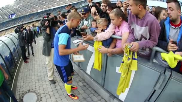 Öppna träningspass av Ukraina National Football Team — Stockvideo