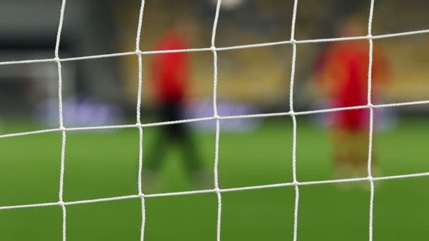 Vista de la red de goles con fondo de campo de fútbol — Vídeo de stock