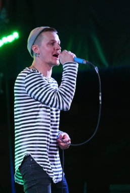 O.Torvald grup sahne alanı'nda rock-konser sırasında gerçekleştirir.