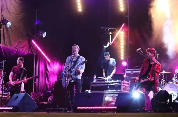 Le groupe O.Torvald se produit sur scène lors d'un concert rock — Photo