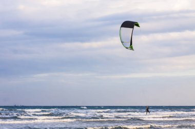 Kitesurfing bir bayanın Mile Beach, Limassol, Kıbrıs