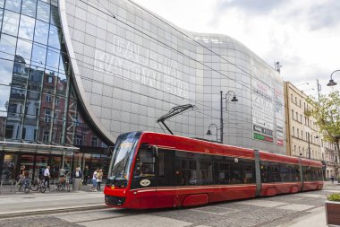 Kırmızı tramvay şehrin Katowice, Polonya sokakta