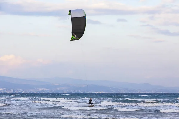 Kitesurfing στην παραλία ένα Λέιντις Μάιλ, Λεμεσός, Κύπρος — Φωτογραφία Αρχείου