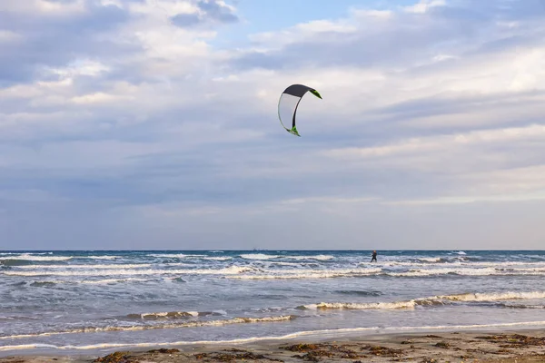 Kitesurfing στην παραλία ένα Λέιντις Μάιλ, Λεμεσός, Κύπρος — Φωτογραφία Αρχείου