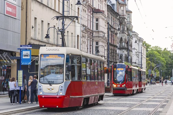 Tram vermelho na rua da cidade de Katowice, Polônia — Fotografia de Stock