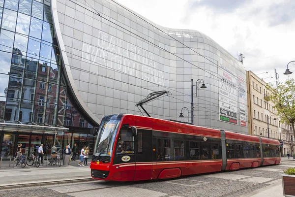 Tram rosso sulla strada della città di Katowice, Polonia — Foto Stock