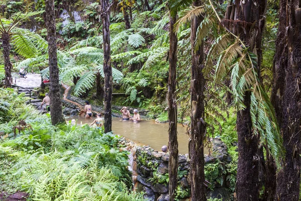 Les gens apprécient le bain dans les piscines thermales naturelles, Açores, Portugal — Photo