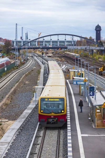 Järnvägsstationen Ostkreuz S-Bahn i Berlin, Tyskland — Stockfoto