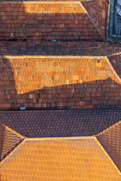 Porto óvárosában, Portugália narancssárga csempe háztetők — Stock Fotó