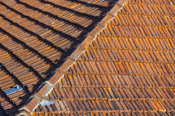 Techos de azulejo naranja en el casco antiguo de Oporto, Portugal — Foto de Stock