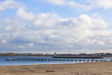 Kumsalda Baltık sahil Travemunde, Almanya