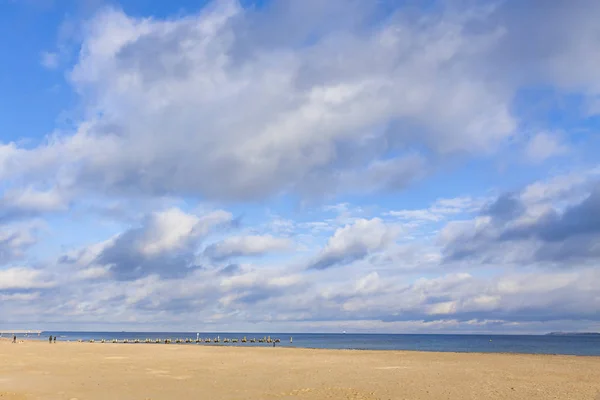 Praia no litoral do Báltico em Travemunde, Alemanha — Fotografia de Stock
