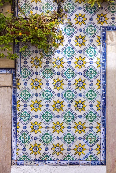 Típicos azulejos de cerámica antiguos portugueses (Azulejos ) — Foto de Stock