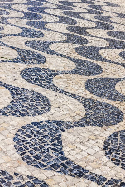 Carreaux de pavage à motifs dans la ville de Lisbonne, Portugal — Photo