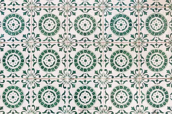 Típicos azulejos de cerámica antiguos portugueses (Azulejos) en Lisboa , — Foto de Stock