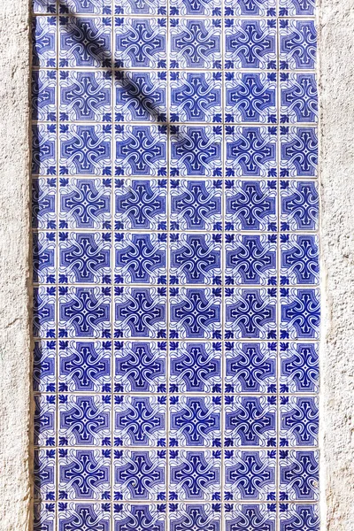 Telhas cerâmicas antigas portuguesas típicas (Azulejos) em Lisboa , — Fotografia de Stock