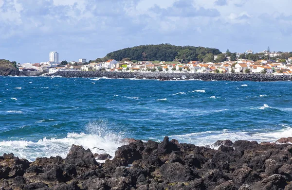 Ponta Delgada e costa atlântica na ilha de São Miguel, Açores, P — Fotografia de Stock