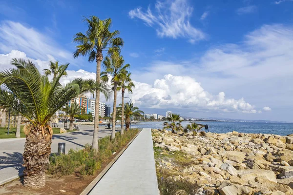 Promenade steegje in Molos Park in het centrum van Limassol, Cyprus — Stockfoto