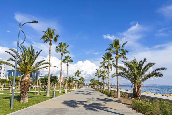 Παραλιακό δρόμο σοκάκι στο Μώλο Park στο κέντρο της Λεμεσού, Κύπρος — Φωτογραφία Αρχείου