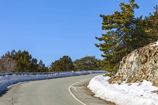 Estrada de inverno em Troodos montanhas, Chipre — Fotografia de Stock