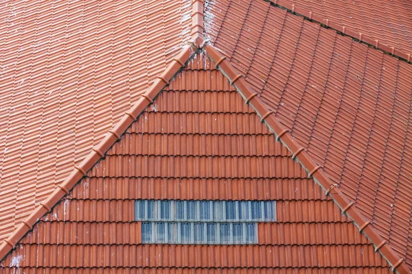 Toits de tuiles orange dans la vieille ville de Porto, Portugal — Photo