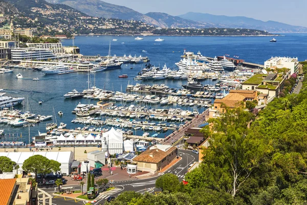 Luxe jachten in haven van Monte Carlo, Monaco — Stockfoto