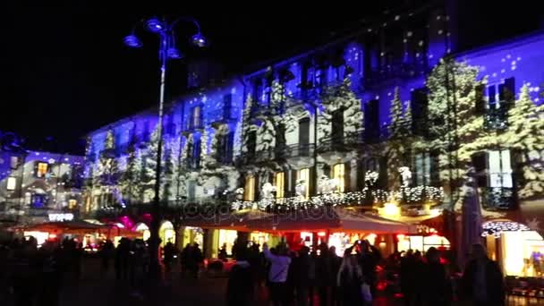 Decoraciones navideñas festivas en fachadas de edificios en Como, Italia — Vídeo de stock