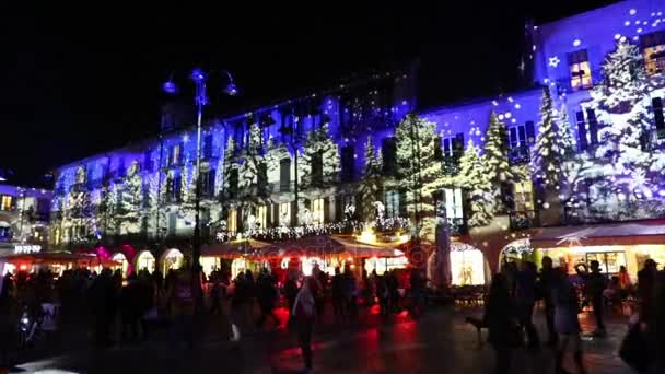 Праздничные рождественские украшения на фасадах зданий в Комо, Италия — стоковое видео