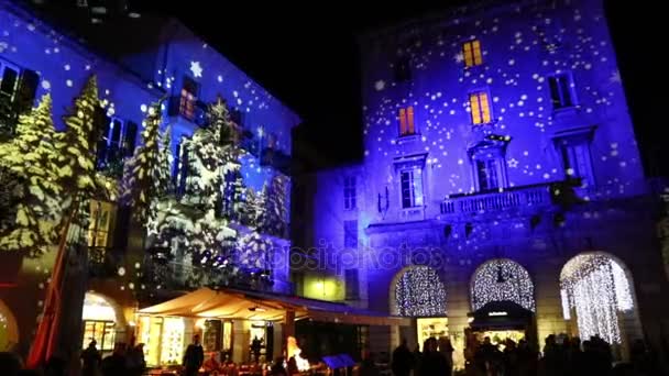 Decorazioni natalizie festive su facciate di edifici a Como — Video Stock