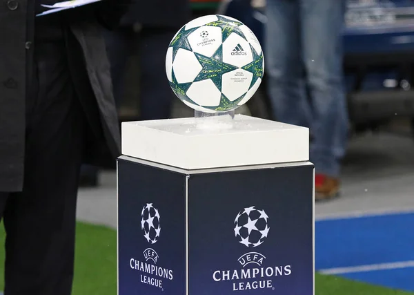 Dziennik matchball Uefa Champions League na cokole — Zdjęcie stockowe