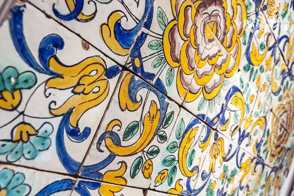 Typiska portugisiska gamla keramiska väggplattor (Azulejos) i Lissabon, — Stockfoto
